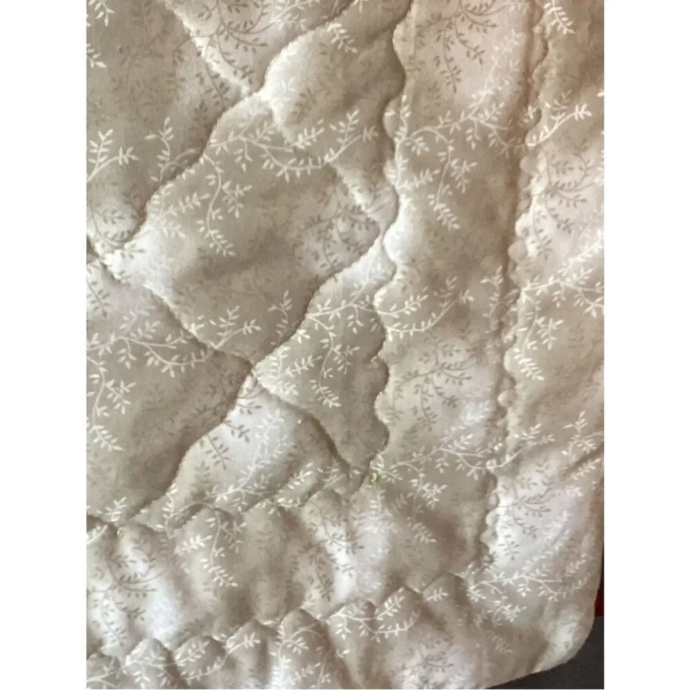 NWT. Hand Crafted Honey Bees Quilt
